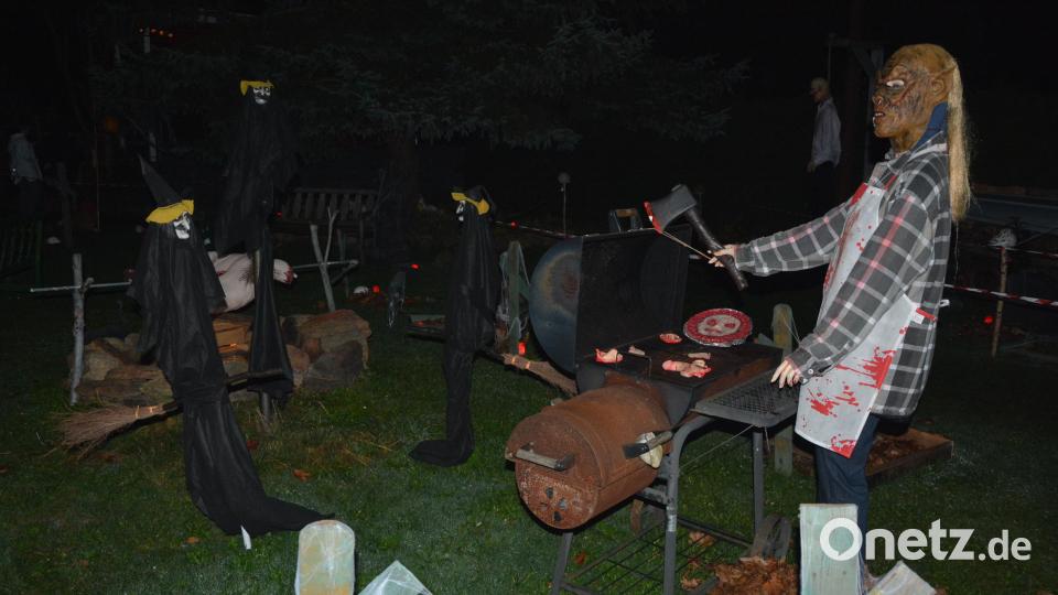 In der Halloween-Landschaft „Am Sieglrang“ in Mitterteich gab es viel zu entdecken. Bild: jr