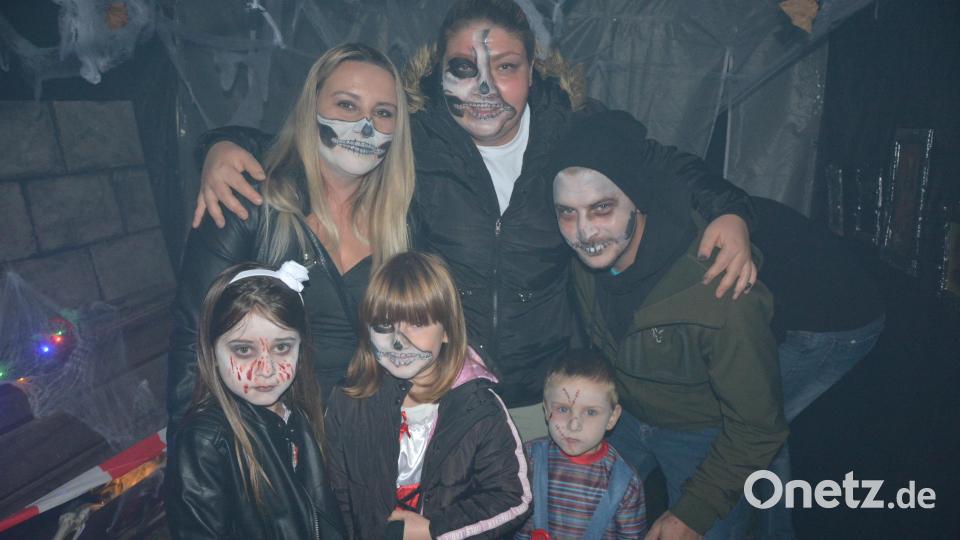 Diese Familie hatte sich bestens auf Halloween vorbereitet. In einem Zelt von Rauch umhüllt, stellten sich Klein und Groß bereitwillig zum Foto. Bild: jr