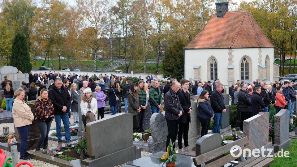 Zur traditionellen Andacht versammeln sich im Eschenbacher Friedhof in diesem Jahr besonders viele Gläubige. Bild: do