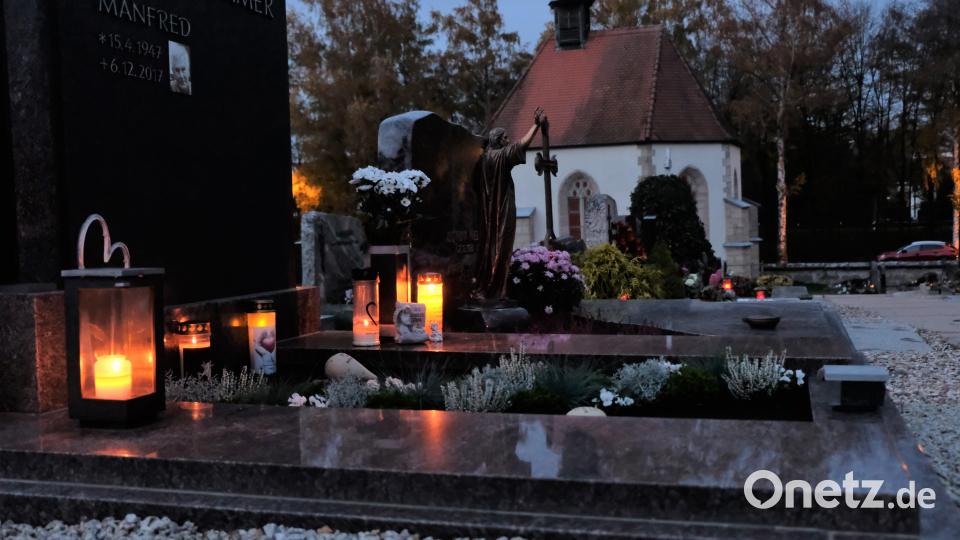 &quot;Seelenlichter&quot; als Symbol des &quot;ewigen Lichts&quot; tauchen den Friedhof in mystisches Licht. Bild: do