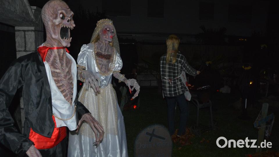 In der Halloween-Landschaft „Am Sieglrang“ in Mitterteich gab es viel zu entdecken. Bild: jr