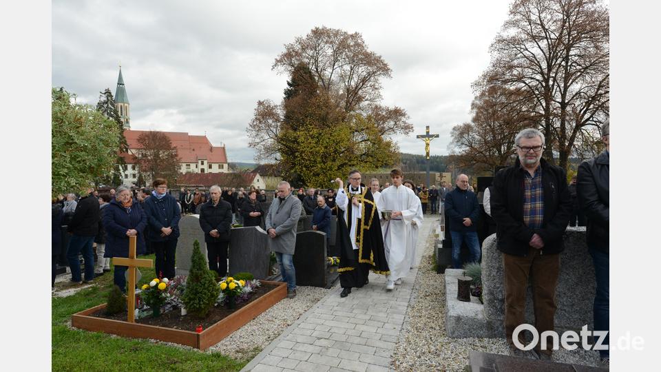 Stadtpfarrer Adam Karolczak segnet beim Durchgang die Gräber. Bild: bey