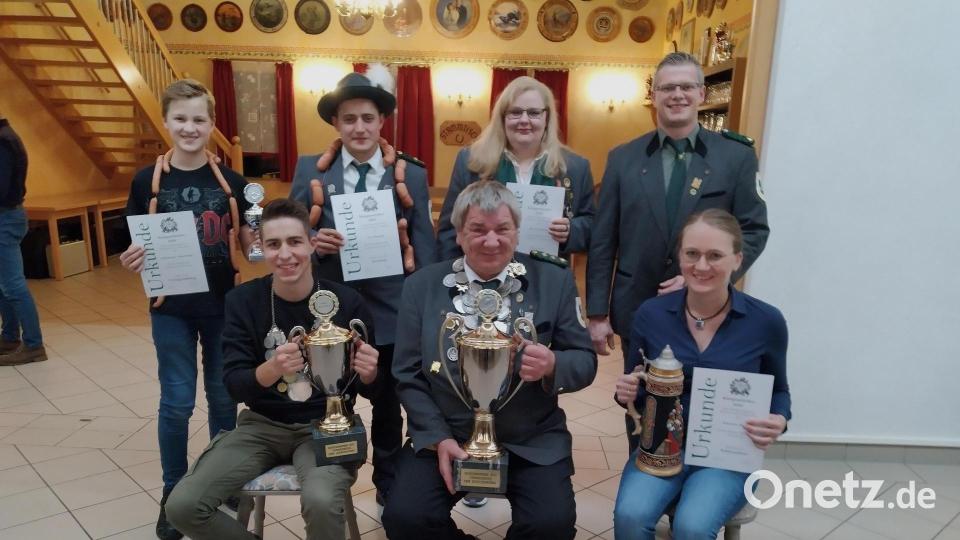 Die besten des Königsschießens (stehend, von links) mit Vize-Jugendkönig Maximilian Schönberger, Vize-Schützenkönig Dominik Frey, Vize-Schützenliesl Christina Braun und Sportleiter Matthias Bartmann. Sitzend von links: Jugendkönig Jonas Kleber, Schützenkönig Werner Braun und Schützenliesl Patricia Schneider. Bild: rfi