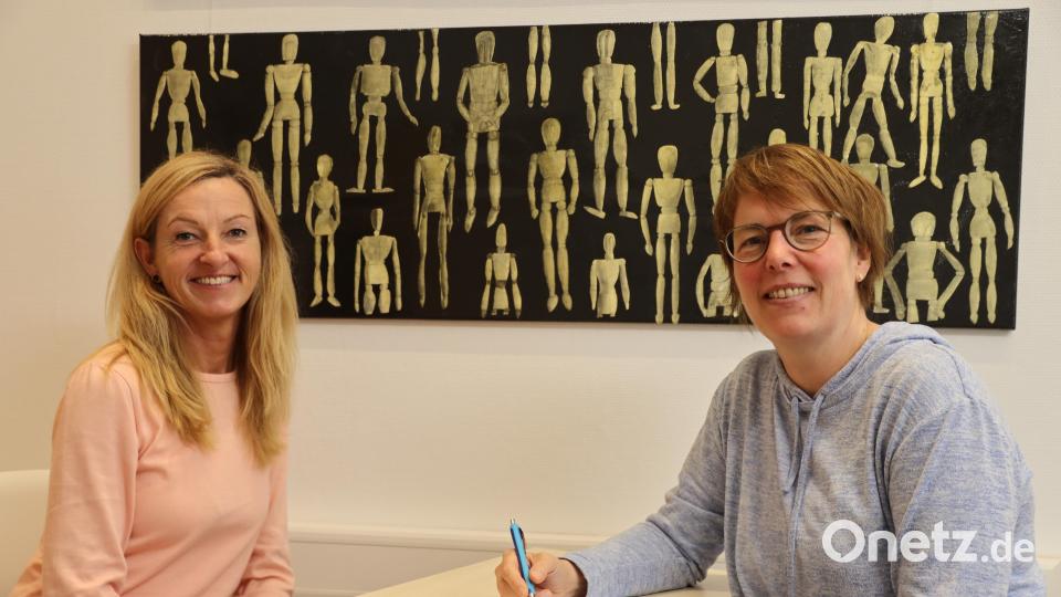 Benita Männer (links) mit Sozialpädagogin Kerstin Klinger vom BLWG Oberpfalz, dem Fachverband für Menschen mit Hör- und Sprachbehinderung. Männer zog vor einigen Monaten nach Schwandorf, um näher an ihrem Arbeitsplatz zu sein - und wegen der besseren Infrastruktur, die ihr gerade als gehörloser Frau den Alltag erleichtert. Bild: olr