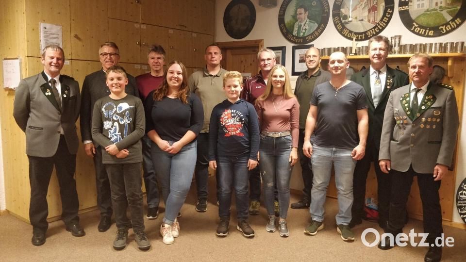 Die Schützengesellschaft 1549 Tirschenreuth ehrte die Sieger des diesjährigen Kirchweihschießens: Dritter Schützenmeister Johannes Bartl, Bürgermeister Franz Stahl (von links) übergaben mit Schützenmeister Harald Thiermann und Gauschützenmeister Manfred Zölch (von rechts) die Preise an die Gewinner. Bild: Schützengesellschaft Tirschenreuth/exb