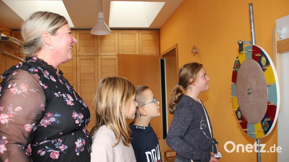 Spannung pur bescherte den Kindern das Drehen am Glücksrad. Bild: ads