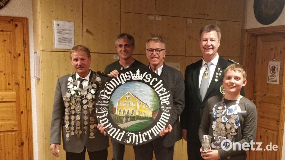 Bürgermeister Franz Stahl (Mitte) und Gauschützenmeister Manfred Zölch (Zweiter von rechts) überreichten den „alten“ Königen die obligatorischen Knackwurstketten und übergaben den neuen Königen die Schützenketten, und die von der Stadt gestiftete Ehrenscheibe. Im Bild: (von links) Harald Thiermann, Roland Michl, Franz Stahl, Manfred Zölch und Jonas Schedl. Bild: Schützengesellschaft Tirschenreuth/exb