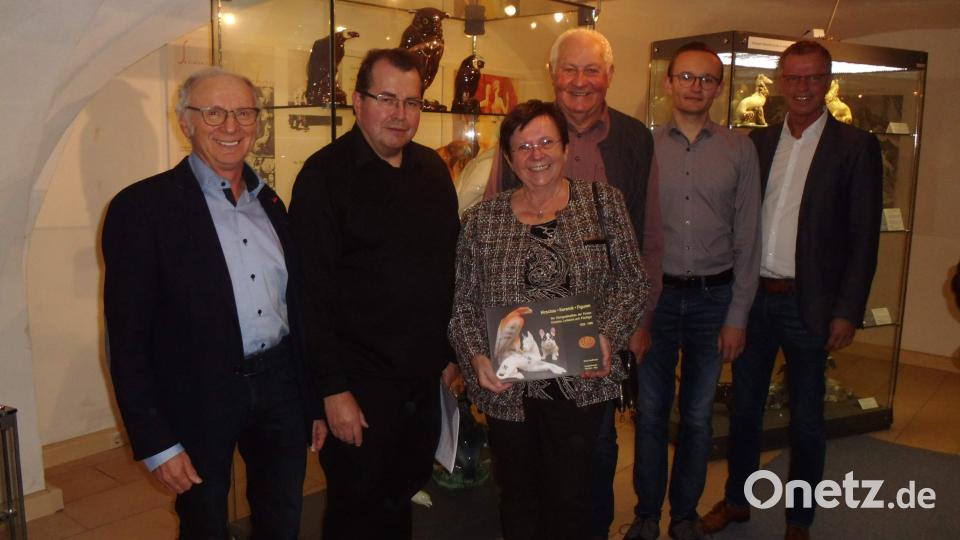 Letzten Samstag wurde in der Alten Mälzerei die Ausstellung „Hirschau – Keramik – Figuren“ eröffnet. V. l.: Stellv. Festspielvereinsvors. Alfred Härtl, Ausstellungsinitiator Pfarrer Klaus Haußmann, 2. Bürgermeisterin Bärbel Birner, Altbürgermeister Hans Drexler, Festspielvereinsvors. Ludwig Koller und 1. Bürgermeister Hermann Falk. Bild: u