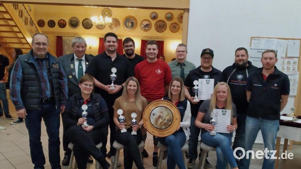 Die Marktmeister (stehend, von links) mit Bürgermeister Ludwig Gürtler, Schützenmeister Werner Braun, Josef Geitner, Stefan Seegerer, Johannes Zangl, Sportleiter Matthias Bartmann, David Nesner, Andreas Burger und Andreas Breitschaft. Sitzend, von links: Agnes Bösl, Elisabeth Zangl, Verena Kick und Judith Winderl. Bild: rfi