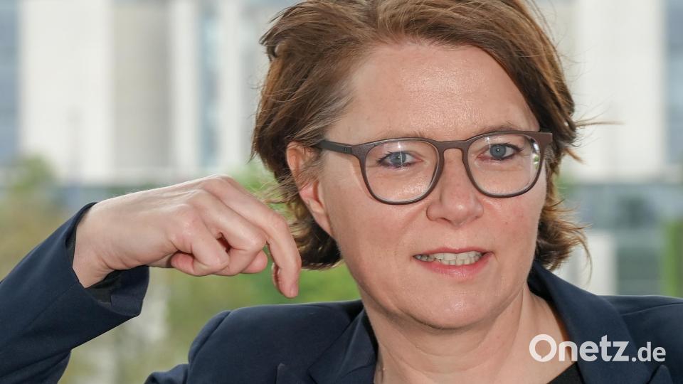 Gebärdendolmetscherin Katja Fischer zeigt, wie der Name von Annalena Baerbock in der Gebärdensprache darstellt werden kann. Es ist eine eine springende Handbewegung am Ohr, eine Anspielung an den Trampolinsport oder einen Bock, sowie die markanten Ohrringe, die Baerbock gern trägt. Bild: Jens Kalaene/dpa
