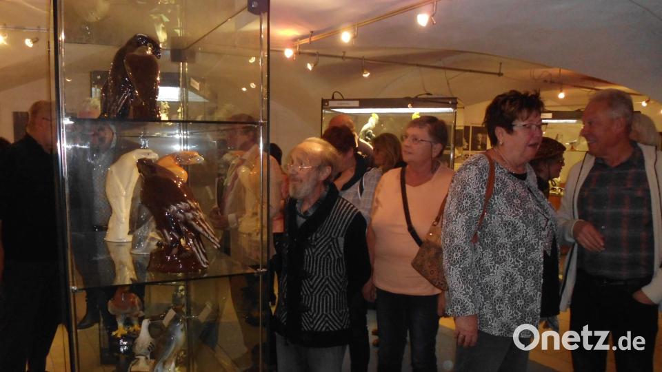 Bei der Vernissage überzeugen sich die Besucher von der Vielfalt und Qualität der Steingutplastiken. Bild: u
