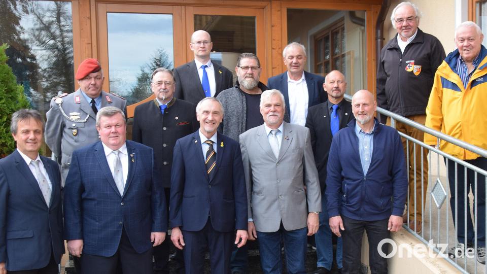 Beim Verband der Reservisten der Deutschen Bundeswehr der Kreisgruppe Oberpfalz Mitte wurde Bertram Gebhard (vordere Reihe Mitte) erneut zum Vorsitzenden gewählt. Hier zusammen mit den anderen Mitgliedern des Vorstands. Die Verpflichtung in die Ämter hat Bezirksvorsitzender Manfred Zettl (vordere Reihe 5.v.li) vorgenommen. Bild: bö