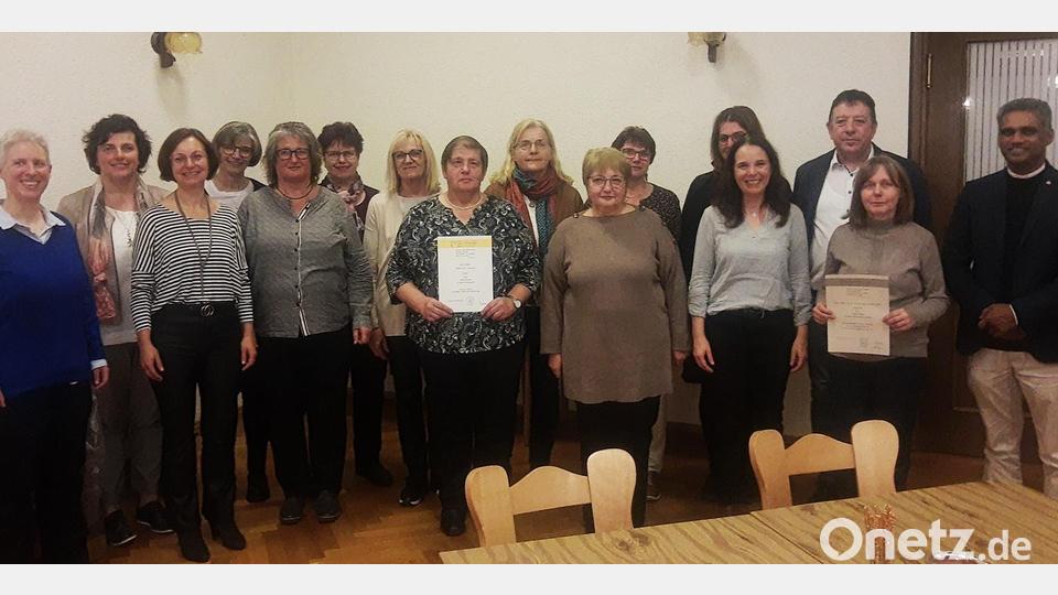 Urkunden für 10, 20 und 25 Jahre konnten Sängerinnen aus der Hand von Regionalkantor Stephan Merkes (Dritter von rechts) entgegennehmen. Ganz links Chorleiterin Beate Zehrer. Pater Joy (rechts) gratulierte herzlich und wünschte weiterhin viele Gottesdienste mit Beiträgen des Chores. Bild: ld