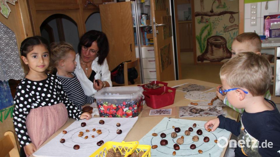 Nach dem offiziellen Teil des Jubelfestes widmete dich die Leiterin der Kindertagesstätte „Gailoher Kieselsteinchen“, Ria Wiesner, und ihr Team ganz den Kindern, wie hier beim kreativen Basteln mit herbstlichen Naturmaterialien. Bild: ads