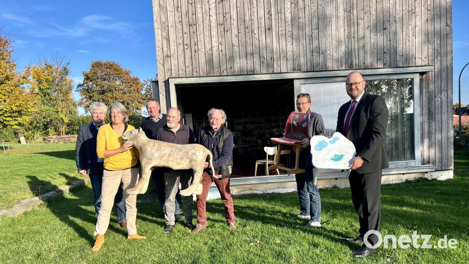 Vorfreude auf das neue Programm: Bürgermeister Robert Lindner, Irene Fritz, Martin Schaller (Mittelschule Floß), die Dozenten und Künstler Udo Binder und Stefan Schadig, Martin Neumann (Kreisjugendring), Landrat Andreas Meier (von links). Bild: Eichl