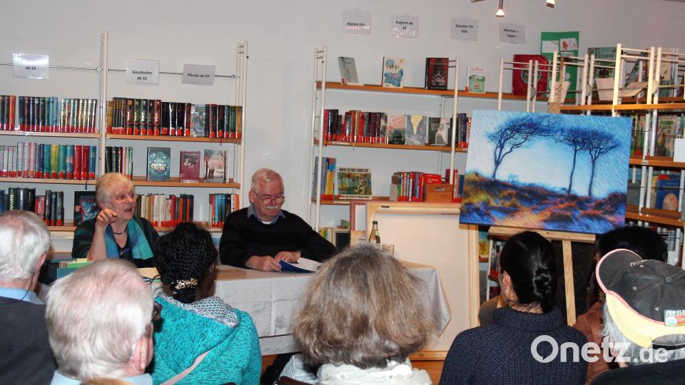 Margarete Friedrich und Rainer Sollfrank gestalteten die Vernissage zur Ausstellung &quot;Zeiten-Wende&quot; in der Stadtbücherei Bild: stg