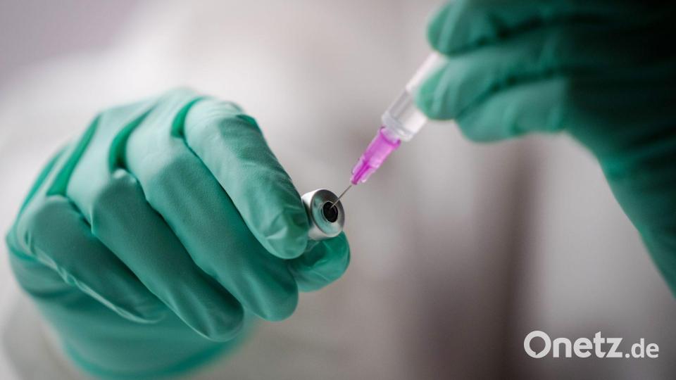 Eine Mitarbeiterin befüllt eine Spritze mit einer Corona-Impfdosis. Symbolbild: Kay Nietfeld/dpa/Symbolbild