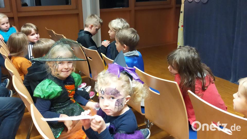 Rund 60 Kinder warten mit Spannung auf den Beginn der Aufführung von Hermann Papacek. Die Buben und Mädchen sind verkleidet, passend zu Halloween. Bild: bk