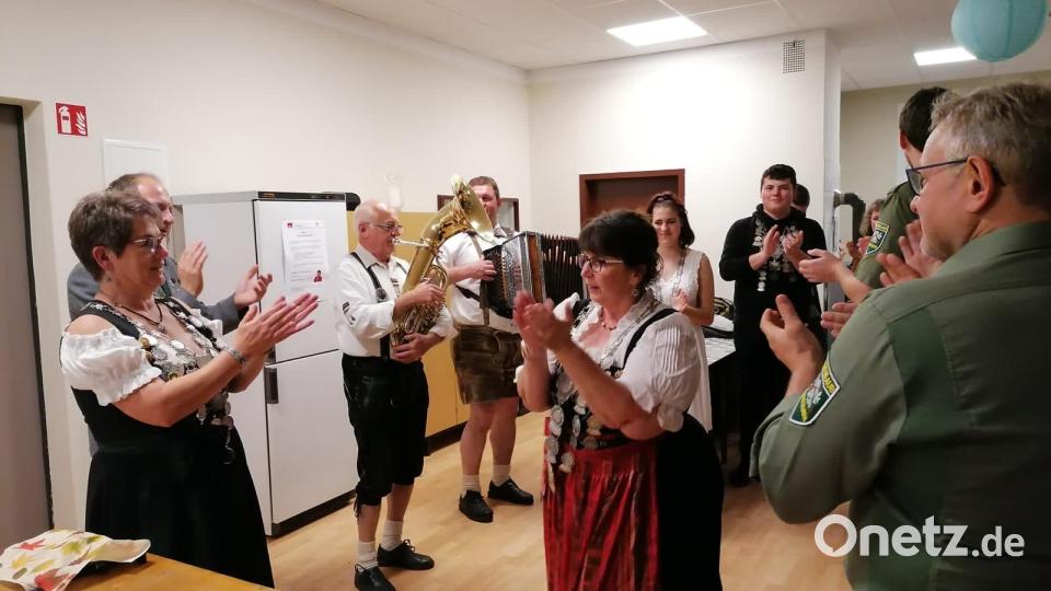 Nach der Königsfeier kamen auch die &quot;Majestäten&quot; der Schützengesellschaft &quot;Eichenlaub&quot; auf einen Schluck Rebensaft vorbei. Das Musikerduo &quot;d&#039;Haflinger&quot; feuerte die gute Stimmung noch an. Bild: bjp