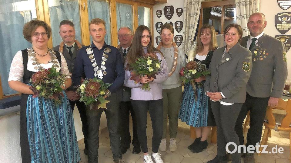 Die amtierenden Schützenkönige und deren Vorgänger: von links Kathrin Schuller, Matthias Bauer, Fabian Stock, Karl Greger, Lenya Trottmann, Anika Schön und Andrea Bächer, die für Schützenliesl Julia Gmeiner die Ehrung entgegennahm. Es gratulierten (von rechts) Sportleiter Hubert Greil und die Stellvertreterin des Schützenmeisters, Kathrin Meyer. Bild: wro