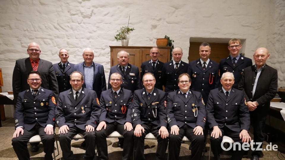 Im Bild die für 25 Jahre aktive Dienstzeit mit dem Feuerwehrehrenkreuz in Silber geehrten Feuerwehrdienstleistenden mit (stehend, von links) Bürgermeister Klaus Meyer, Kreisbrandinspektor Klaus Schicker, Landratsstellvertreter Günter Kopp, Kreisbrandrat Andreas Wührl und Kreisbrandmeister Wolfgang Fischer sowie Zweiter Bürgermeister Karlheinz Hoyer (stehend, rechts). Bild: hmr