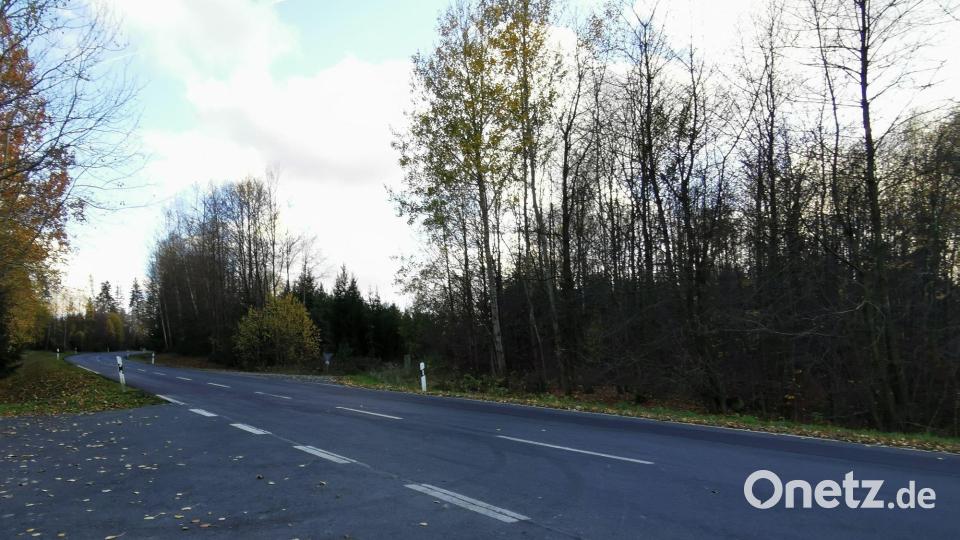 Die Sperrschilder auf der Staatsstraße sind abgebaut, so dass wieder freie Fahrt in Richtung Schönsee möglich ist. Bild: gz