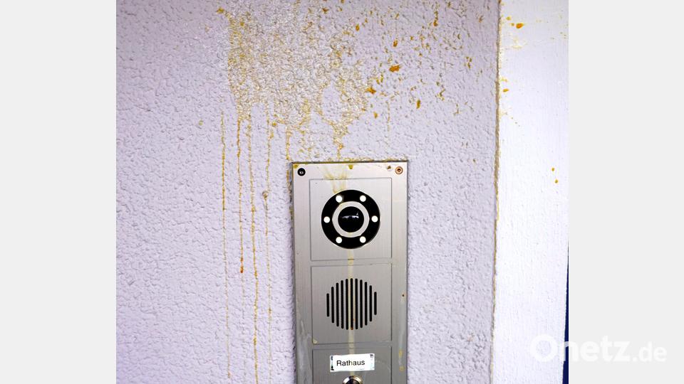 Sachbeschädigung auch an der Eingangstür zur Gemeindeverwaltung. Bild: bkr