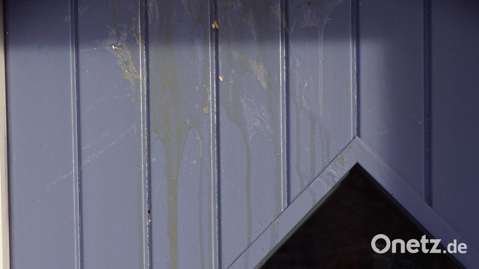 Eierschalen vor der Tür und ein großer gelber Fleck an im oberen Drittel der Eingangstür zur Zahnarztpraxis von Dr. Katrin Regler sind deutliche Spuren des Unfugs. Bild: bkr