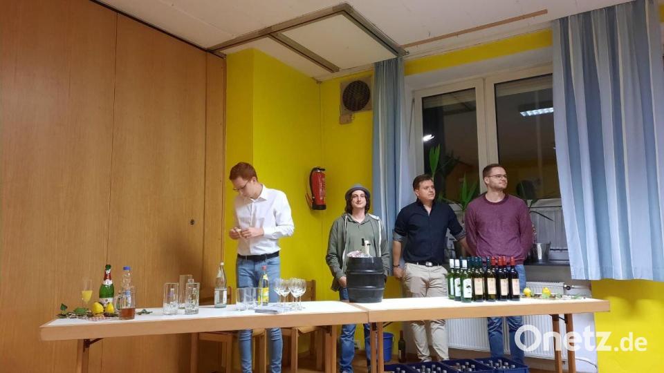 Einige Mitglieder aus dem Pfarrgemeinderat und ehemalige Ministranten halfen bei der Bewirtung. Bild: wrm