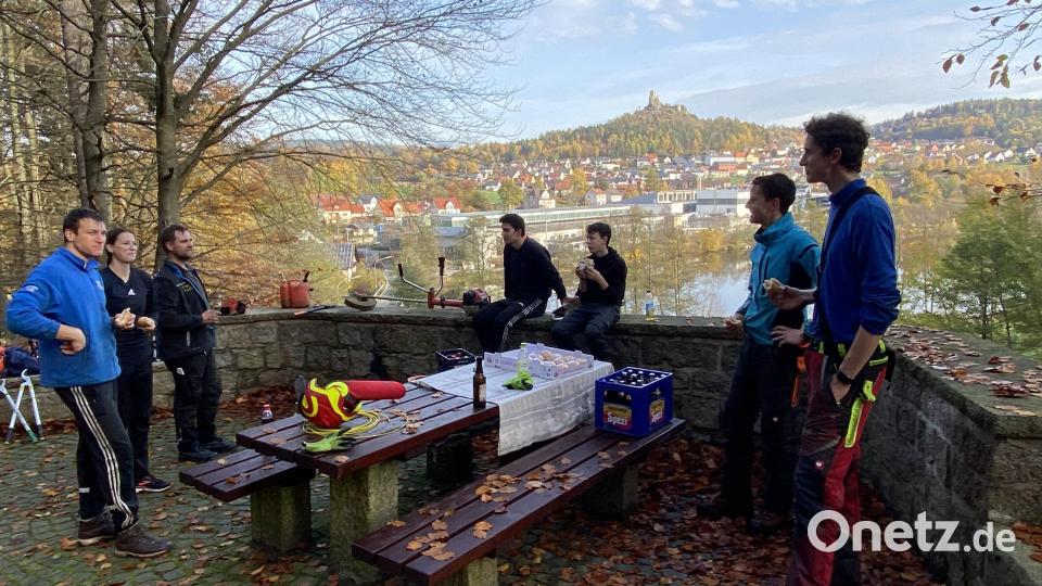 JU-Vorsitzender Pius Stahl (Zweiter von rechts) freut sich über die gelungene Freischneideaktion am Aussichtspunkt von Flossenbürg. Bild: cro