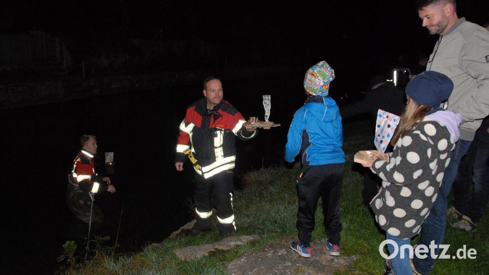 Kommandant Christian Renghart und Lukas Ehrnsberger halfen beim Einsetzen der Schiffchen. 65 Allerseelenschiffchen waren es heuer. Bild: pop