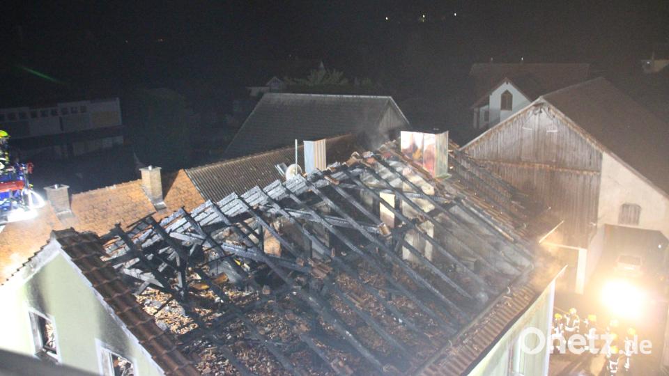 So sieht es aus, wenn ein Kamin einen Dachstuhlbrand auslöst. Das Bild entstand im vergangenen Jahr im Landkreis Kelheim. Symbolbild: vifogra/dpa