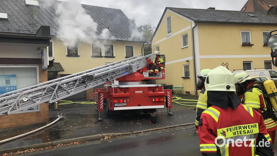 Zu einem Gebäudebrand in Friedenfels rückten am Freitagvormittag gegen 10 Uhr Einsatzkräfte mehrerer Feuerwehren aus. Zwei Bewohner befanden sich zu diesem Zeitpunkt im Gebäude. Bild: wro