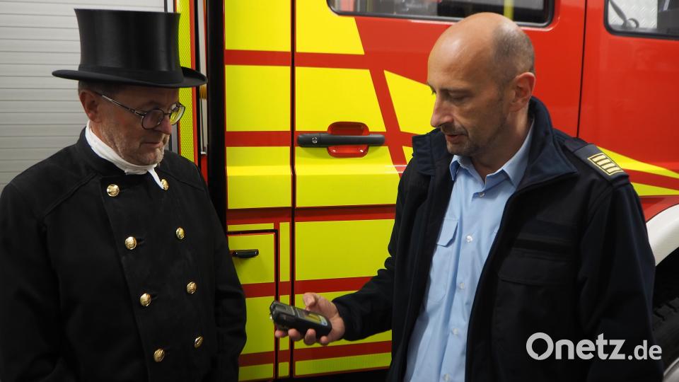 Kreisbrandrat Christian Demleitner (rechts) zeigt Innungsobermeister Peter Wilhelm das Messgerät, mit dessen Hilfe die Feuerwehr den Kohlenmonoxid-Gehalt der Luft bestimmen kann. Bild: bl