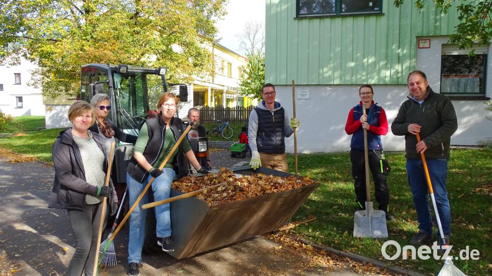 Das Team des Jobcenters unterstützte im SOS-Kinderdorf bei der Gartenpflege. Bild: Netzwerk Inklusion/exb