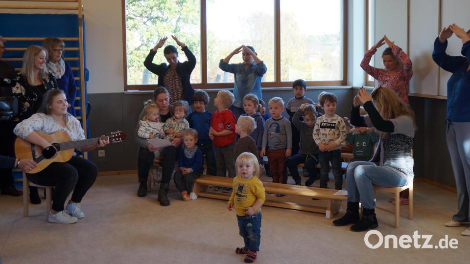 Ihr neues Haus besangen die Erzieherinnen und die Kinder bei der Einweihung. Bild: wel