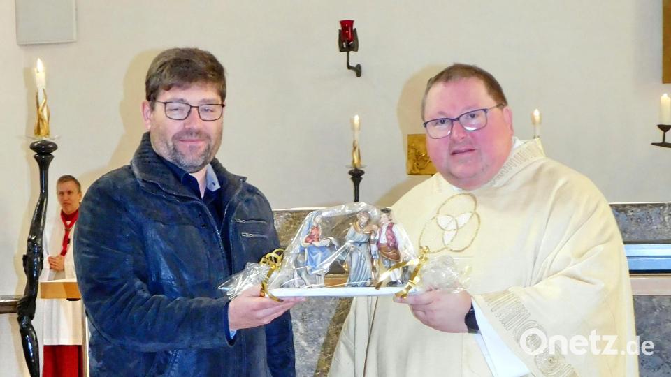 Als Geschenk erhielt Pastoralreferent Robert Schultes von Pfarrer Sven Grillmeier (von links) Krippenfiguren. Bild: whü