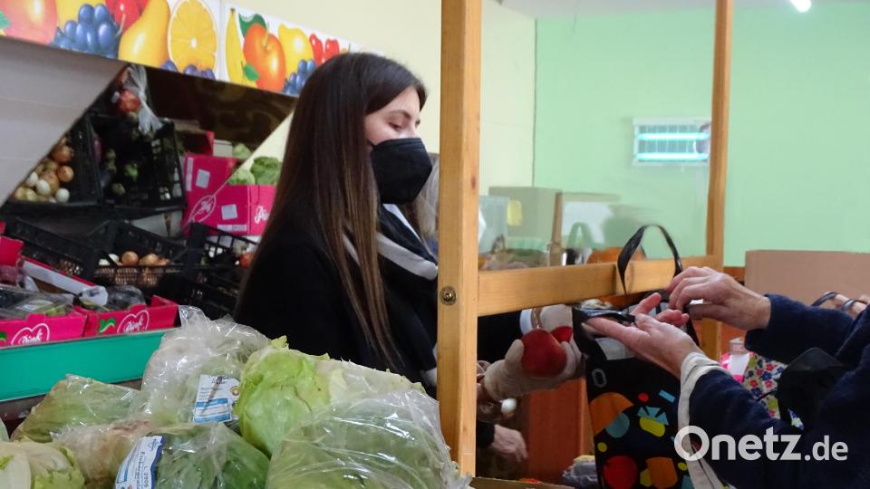 Sophie Schoefl, Auszubildende zur Industriekauffrau bei der Firma Kassecker, bei ihrem Einsatz bei der Tafel Mitterteich. Bild: Netzwerk Inklusion/exb