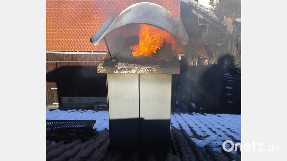 Auf keinen Fall Wasser in den Kamin gießen, wenn es dort brennt. Da sind sich die Fachleute einig. Sie raten zur Vorbeugung durch korrekte Brennstoffe. Bild: Kaminkehrer-Innung