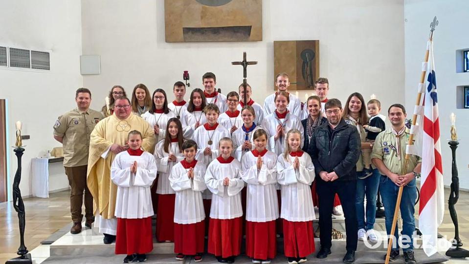 Pfarrer Sven Grillmeier (Dritter von links) zelebrierte den Gottesdienst zum 25. Dienstjubiläum von Pastoralreferent Robert Schultes (Vierter von rechts). Bild: whü
