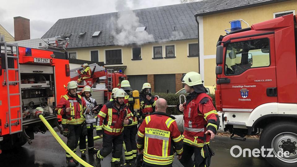 Zu einem Gebäudebrand in Friedenfels rückten am Freitagvormittag gegen 10 Uhr Einsatzkräfte mehrerer Feuerwehren aus. Es mussten zwei Personen aus der Wohnung evakuiert werden. Bild: wro