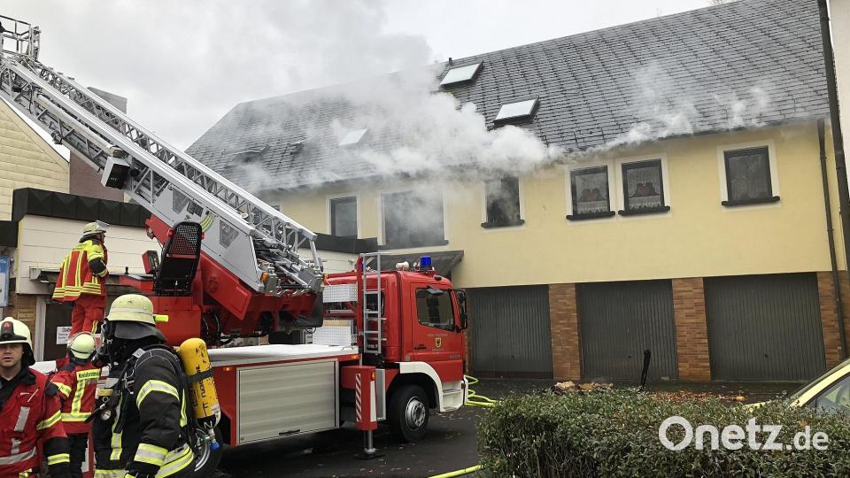 Zu einem Gebäudebrand in Friedenfels rückten am Freitagvormittag gegen 10 Uhr Einsatzkräfte mehrerer Feuerwehren aus. Zwei Bewohner befanden sich zu diesem Zeitpunkt im Gebäude. Bild: wro