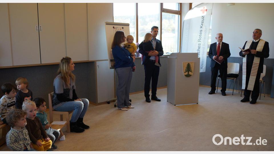 Im Beisein der Kinder sowie der Leiterin Caroline Göbel (Vierte von rechts) und Bürgermeister Rudolf Teplitzky (Dritter von rechts, mit Tochter Ella) nahmen Dekan Alfons Kaufmann (rechts) und Pfarrer Norbert Schlinke die Segnung der Räumlichkeiten vor. Bild: wel