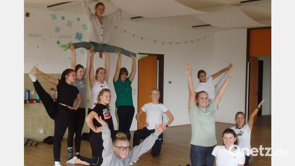 Die jungen Damen der Narrhalla-Prinzengarde fiebern dem Faschingsauftakt und ihrem Auftritt am Freitag, 11. November, um 18.30 Uhr auf dem Hirschauer Marktplatz entgegen. Seit April trainieren sie fleißig dafür. Bild: u