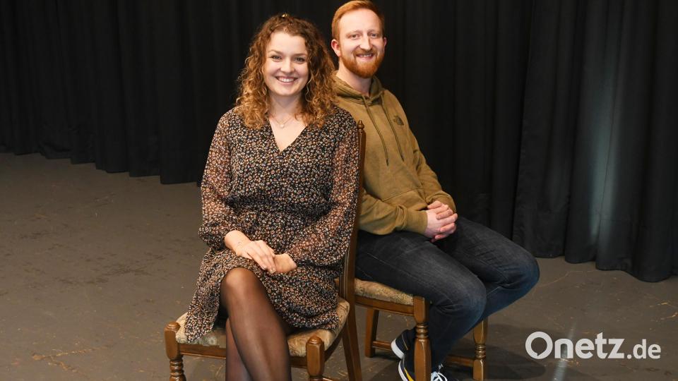 Der Thron auf der Bühne der Neustädter Stadthalle steht noch nicht für das Faschingsprinzenpaar Elena I vom Tafelberg und Patrick I. vom Schamottgestein. Doch Probesitzen geht auch mit normalen Stühlen. Bild: Gabi Schönberger