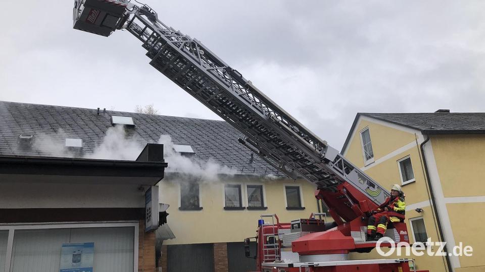 Zu einem Gebäudebrand in Friedenfels rückten am Freitagvormittag gegen 10 Uhr Einsatzkräfte mehrerer Feuerwehren aus. Zwei Bewohner befanden sich zu diesem Zeitpunkt im Gebäude. Bild: wro