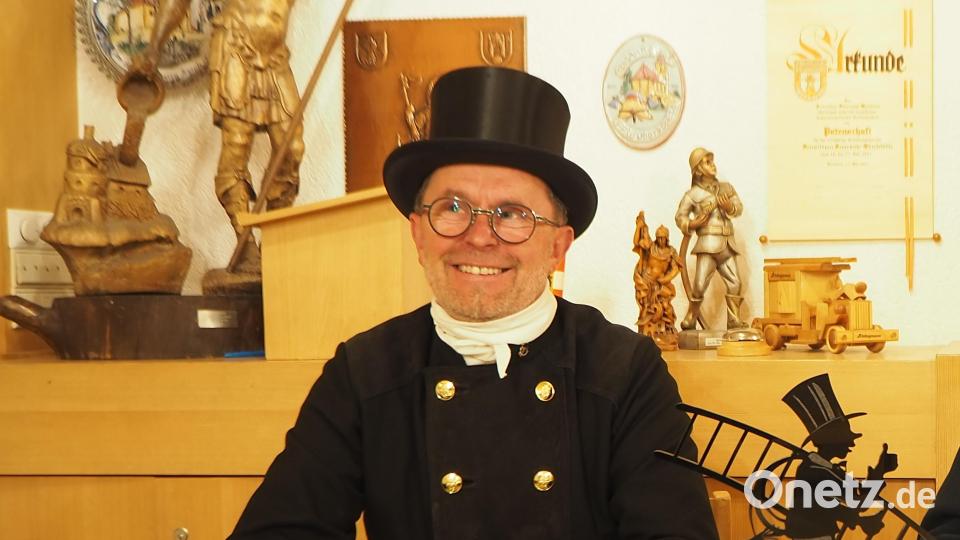Peter Wilhelm von der Kaminkehrer-Innung (links) und Kreisbrandrat Christian Demleitner wollen lieber &quot;Glücksbringer&quot; sein als Nothelfer und warnen deshalb eindringlich vor gefährlichen Heizmethoden. Bild: bl