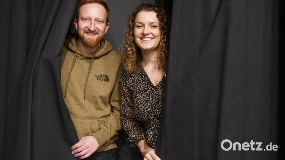 Vorhang auf für das 50. Neustädter Faschingsprinzenpaar Patrick Zeitler und Elena Fukerider. Bild: Gabi Schönberger