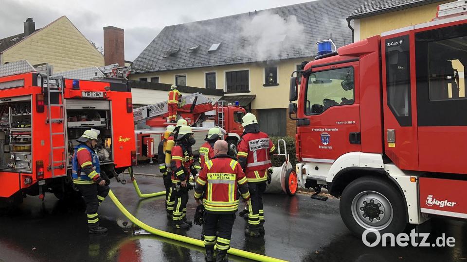 Zu einem Gebäudebrand in Friedenfels rückten am Freitagvormittag gegen 10 Uhr Einsatzkräfte mehrerer Feuerwehren aus. Zwei Bewohner befanden sich zu diesem Zeitpunkt im Gebäude. Bild: wro
