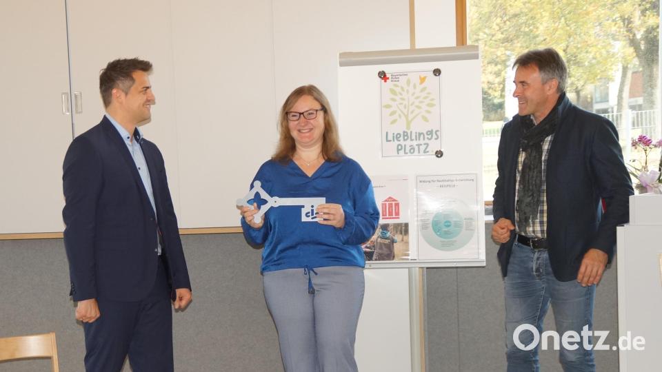 Architekt Christian Schönberger (rechts) überreichte den Schlüssel symbolisch an Bürgermeister Rudolf Teplitzky, der ihn an die Leiterin Caroline Göbel weitergab. Bild: wel
